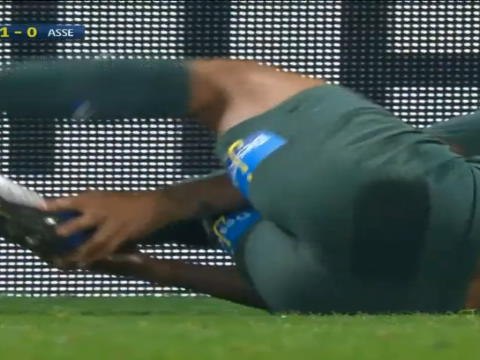 لقطة: الدوري الفرنسي: طردُ رافايل مدافع ليون عقب خطأه السافر بحق مفيلا لاعب سان إتيان