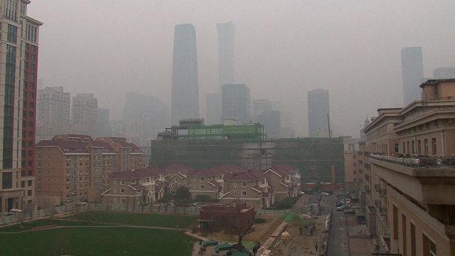 中 베이징 스모그로 몸살...서북부엔 모래 폭풍 / YTN