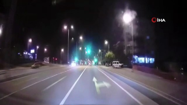 Gençlerin kırmızı ışıkta tehlikeli oyunu...Kırmızı ışıkta araçların durmasını fırsat bilerek yaya geçidinde birdirbir oynadılar