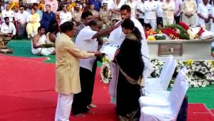 Ambareesh Anthima Yatra : ಅಂಬಿಗೆ ಹೊದಿಸಿದ್ದ ರಾಷ್ಟ್ರ ಧ್ವಜವನ್ನ ಪತ್ನಿ ಸುಮಲತಾ ಕೈಗೆ ಹಸ್ತಾಂತರಿಸಿದ ಎಚ್ ಡಿ ಕೆ