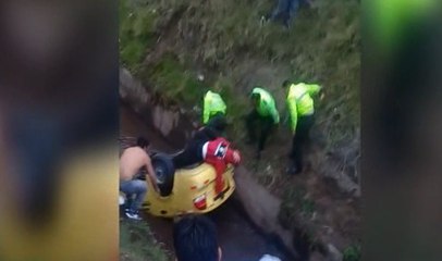 Vehículo cae a una canal de riego en Riobamba, provincia del Chimborazo