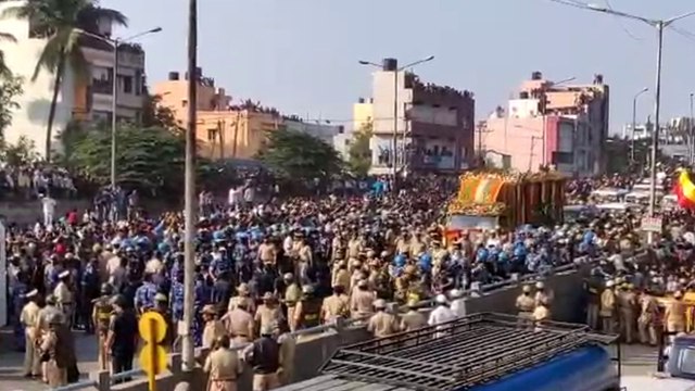 Ambareesh : ಅಂಬರೀಷ್ ಗೆ ಕೊನೇದಾಗಿ ವಿದಾಯ ಹೇಳಲು ಬಂದಿದ್ದ ಸಾವಿರಾರು ಅಭಿಮಾನಿಗಳು | FILMIBEAT KANNADA