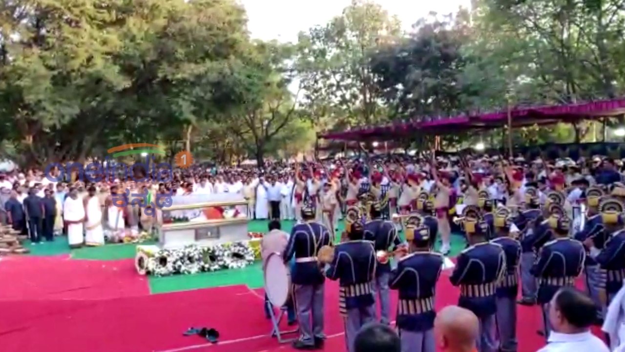 Ambareesh : ಕಂಠೀರವ ಸ್ಟುಡಿಯೋದಲ್ಲಿ ಅಂತ್ಯಕ್ರಿಯೆಗೂ ಮುನ್ನ ಅಂಬಿಗೆ ಸಕಲ ಗೌರವ ಸಲ್ಲಿಕೆ