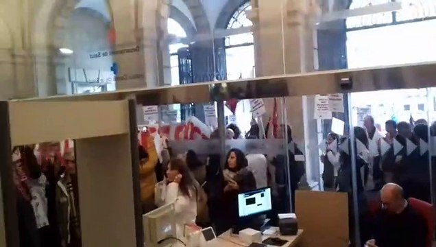 Centenares de médicos de primaria de Cataluña se concentran frente al Instituto Catalán de la Salud