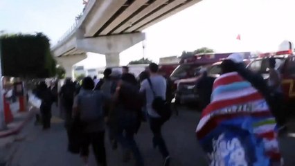 Download Video: EE.UU. usa gas lacrimógeno con migrantes que intentan cruzar la frontera