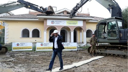 وزیر ایتالیایی سوار بر بولدوزر یک ویلای لوکس متعلق به مافیا را تخریب کرد