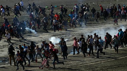 ویدئو؛ شلیک گاز اشک‌آور به سمت مهاجران در مرز مکزیک