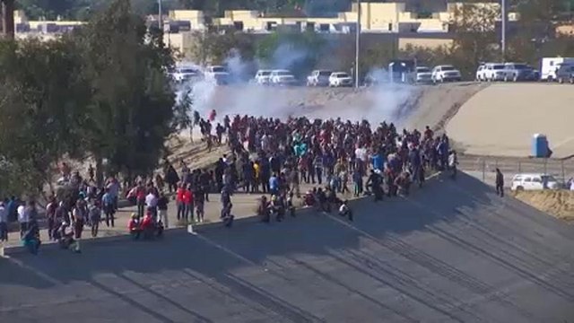 Migranti: Scontri alla frontiera tra Tijuana e San Diego