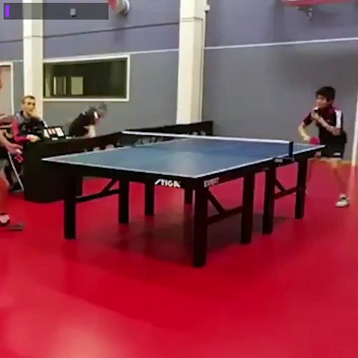 Un pongiste marque un point en étant sous la table !