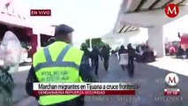 Migrantes intentan cruzar muro fronterizo; agentes de EU lanzan gas lacrimógeno