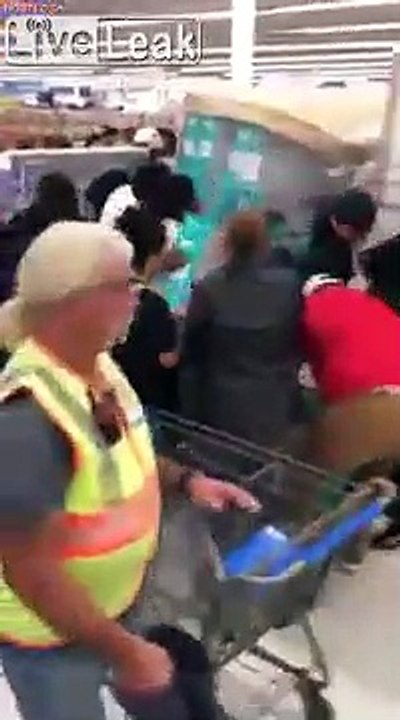 Ils s'arrachent des Tv en quelques secondes dans un supermarché pour le Black Friday !