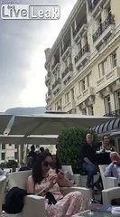 Ce couple profite du balcon d'un hôtel de luxe à Cannes à la vue de tous...