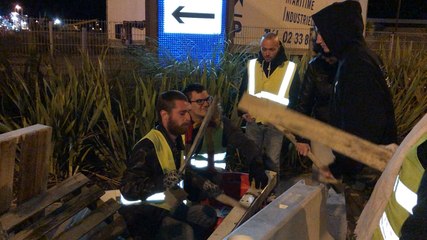 Les gilets jaunes ont bloqué les camions à Cherbourg