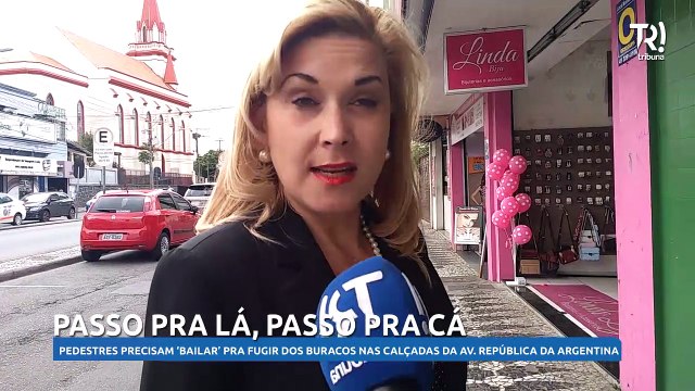 Moradores e comerciantes reclamam das calçadas cheios de buracos no Portão