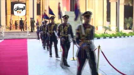 لحظة استقبال السيسي لـ"بن سلمان" في مطار القاهرة