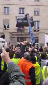 Les Gilets Jaunes déposent des ordures dans la cour d'un bâtiment gouvernemental