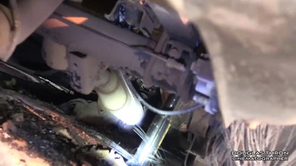 Il sauve un chat piégé dans une voiture brûlée : tellement émouvant