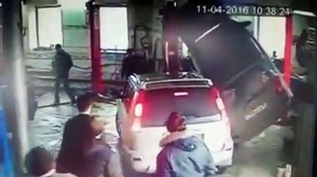 Il tente de sortir sa voiture du garage...  et va se rater complètement