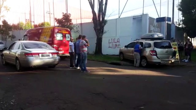 Carros batem em cruzamento no Coqueiral