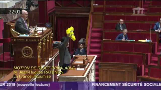 Le député Jean-Hugues Ratenon (LFI) brandit un gilet jaune dans l'Assemblée nationale