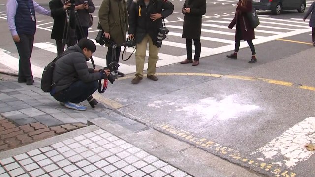 김명수 대법원장 출근차량에 화염병...뒷부분에 불붙어 / YTN