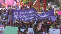 Cientos de mujeres marchan contra los feminicidios en la Ciudad de México
