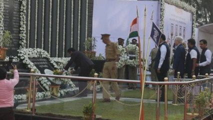 Flores y rezos en el décimo aniversario de los ataques de Bombay