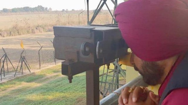 Navjot Sidhu offers prayers to Nankana Sahib from Gurdaspur border | OneIndia News