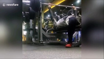 Il tente de soulever une barre bien trop lourde au développé couché !