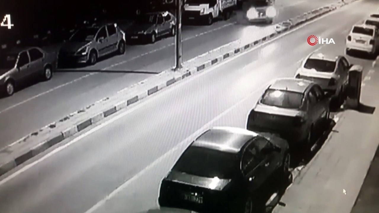 Önce elektrik direğini sonra refüjü aştı, 3 otomobile çarparak durabildi...Kaza anı kamerada