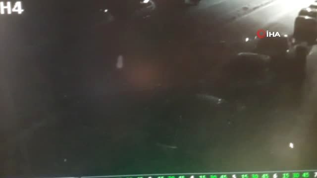 Önce Elektrik Direğini Sonra Refüjü Aştı, 3 Otomobile Çarparak Durabildi...kaza Anı Kamerada