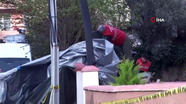 Kaza kırım ekibi, düşen helikopterin enkazını inceliyor