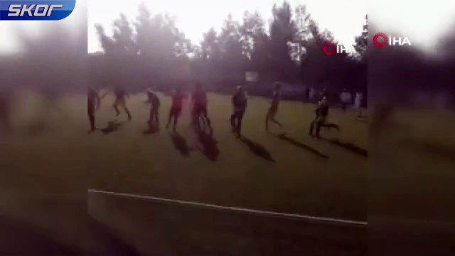 Futbolcu, hakeme uçan tekme attı