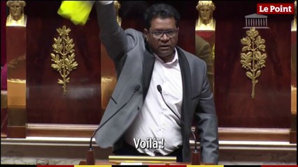 Jean-Hugues Ratenon, député LFI, brandit un gilet jaune à la tribune