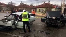 Otomobiller kafa kafaya çarpıştı: 1 ölü, 4 yaralı