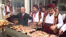 Öğretmenler Balık Ekmek Yedi, Halay Çekti