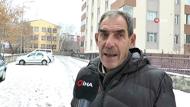 Kar yağışı kent merkezini beyaza bürüdü