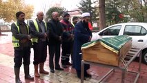 - Kazada öldü, kimliği belirlenemedi 6 kişi son yolculuğuna uğurladı- Elazığ'da geçirdiği trafik kazası sonucunda yaşamını yitiren yaşlı bir adam, kimliği tespit edilememesi üzerine belediye görevlileri tarafından kılınan cenaze namaz...