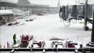 Schneefälle in den USA: Wintereinbruch legt Flughäfen im Mittleren Westen lahm