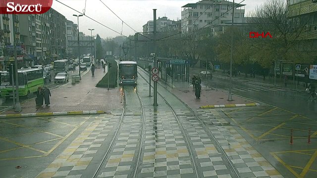 Tramvay hatta giren özel halk otobüsüne çarptı, kaza anı kameraya yansıdı