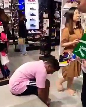 Un jeune homme tire une blague à un vendeur en lui faisant croire qu'il s'enfuit sans payer