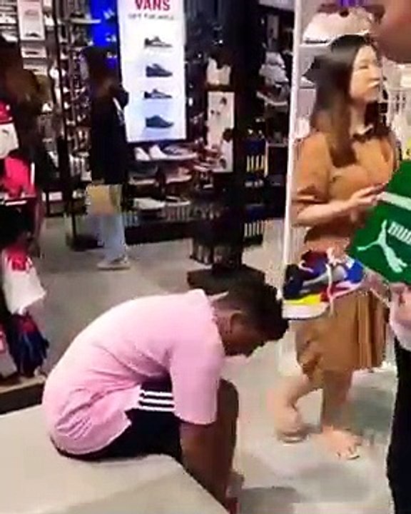 Un jeune homme tire une blague à un vendeur en lui faisant croire qu'il s'enfuit sans payer