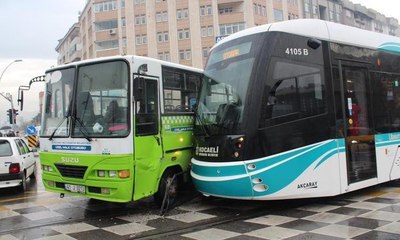 Tramvay ile halk otobüsü böyle çarpıştı