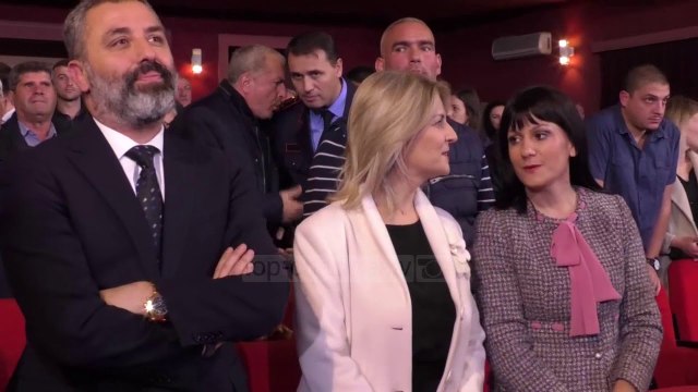 Ilir Meta nderon Flamurtarin e viteve ‘80 - Top Channel Albania - News - Lajme