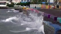 Lodos nedeniyle oluşan dev dalgalar sahili dövüyor