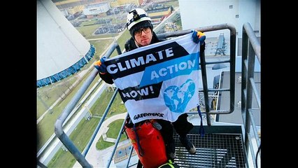 Greenpeace escala una chimenea de una central de carbón en Polonia