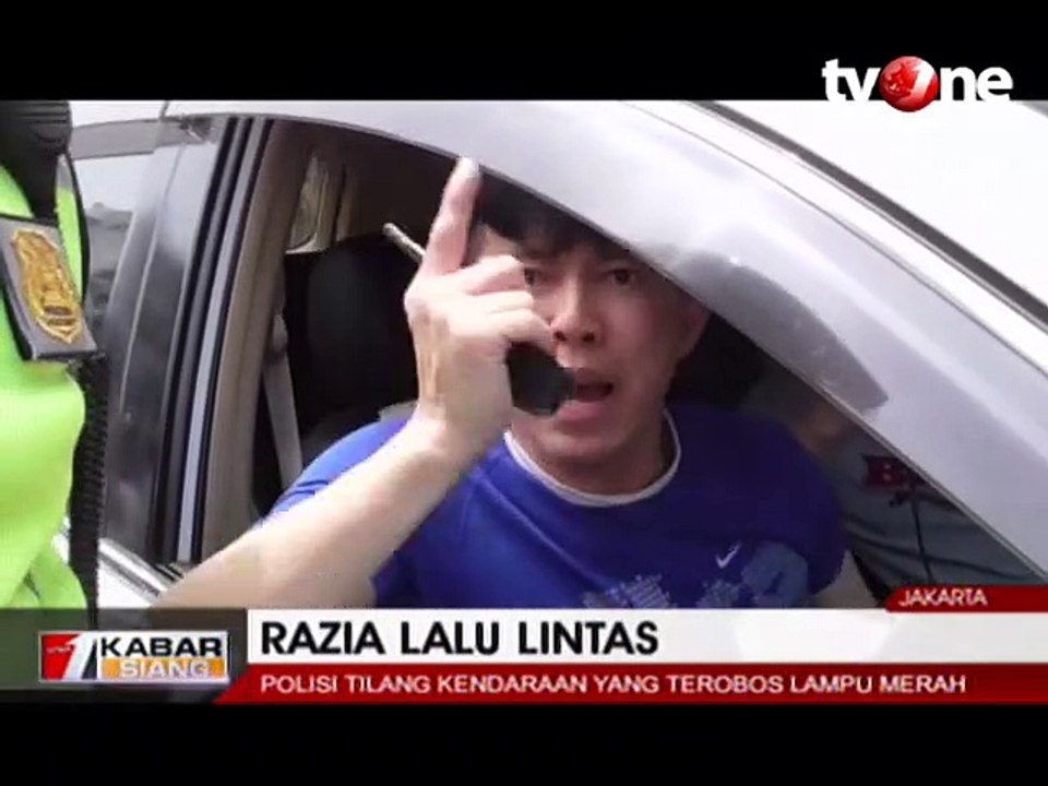 Terobos Lampu Merah, Pengemudi Mobil Tak Terima Ditilang