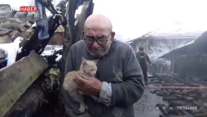 Bolu'da evi yanan "Ali dede" yeni evinde kedileriyle mutlu