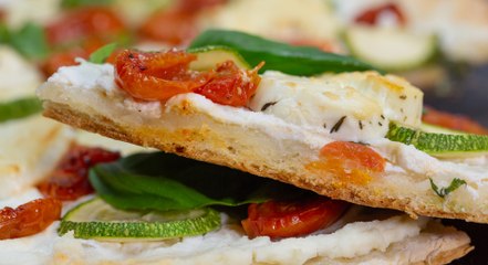 طريقة عمل الخبز المسطح بالكوسا وجبن الريكاتو بالأعشاب