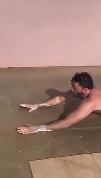 Il rate complètement sa glissade sur le sol mouillé ! Et bim, la voiture